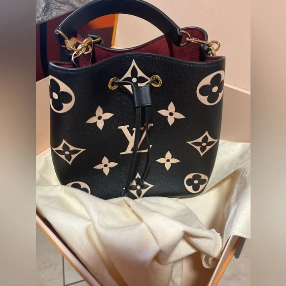 Louis Vuitton bag - Picture 1 of 7